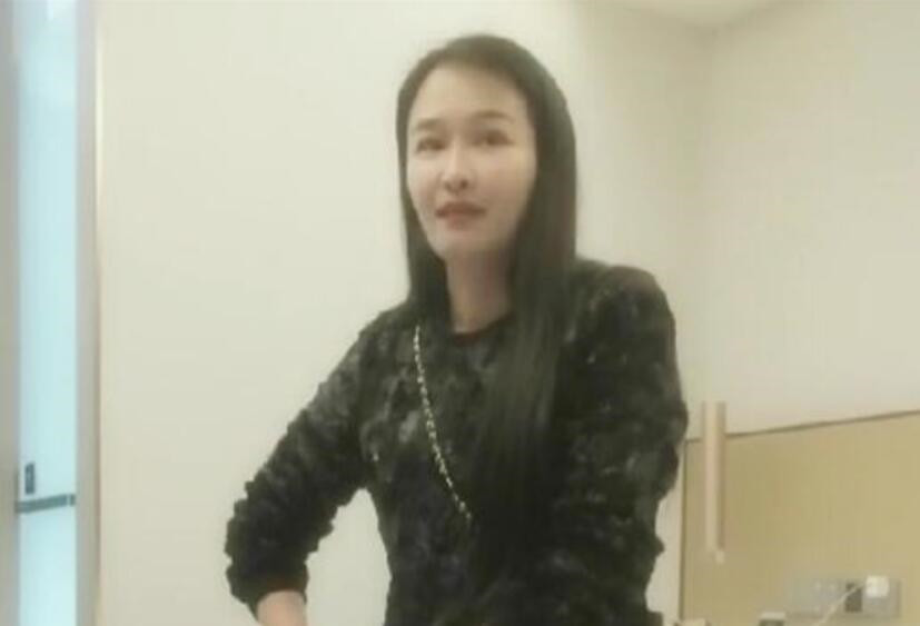 性感短裤高颜值大长腿美女酒店被看上去文质彬彬鸡 巴很大的帅小伙用尽全力狠狠操 逼干 的啪啪响操的真不轻啊