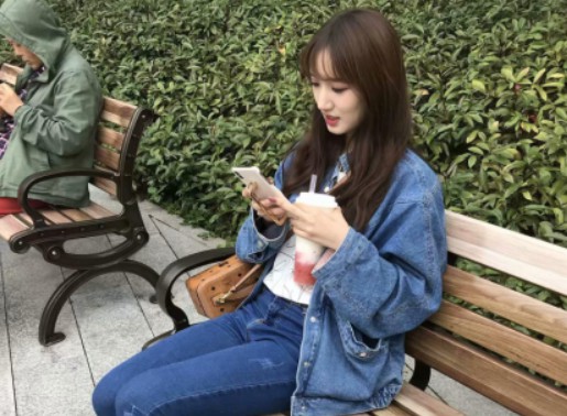 丝足紧身牛仔爱好轻SM 小美女CC和男友大尺度自拍