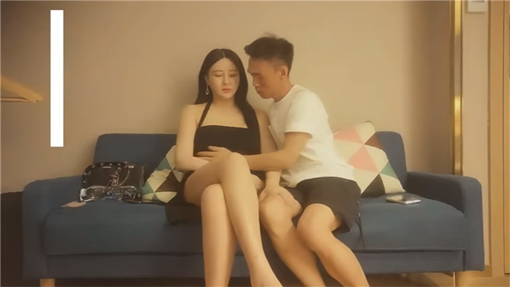 高颜值黑裙长腿妹子,沙发脱光光调情一番互摸口交,上位骑乘大力猛操